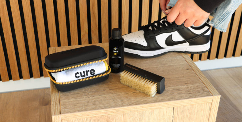 Sneakercare producten van Crep protect naast een schone Nike Dunk Panda sneaker